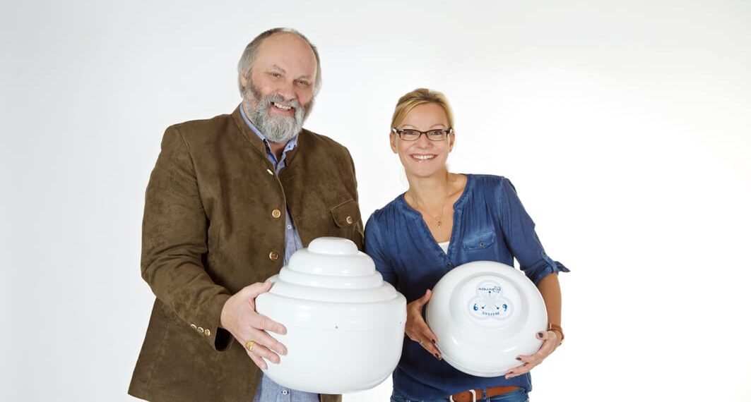 Ing. Wilhelm Mohorn mit Michelle Mohorn die AQUAPOL® Geräte halten